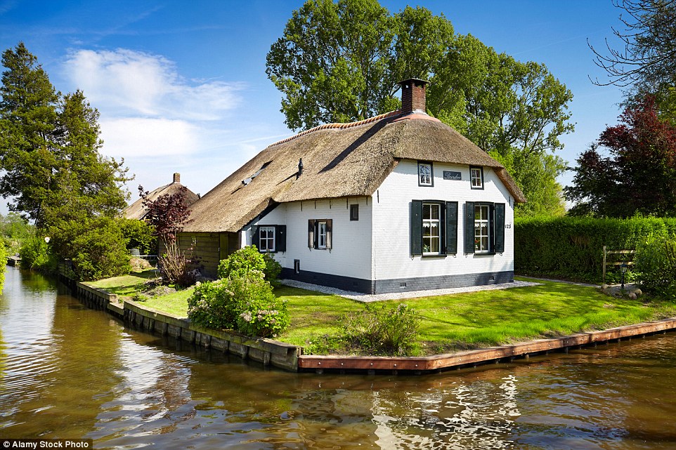 Hầu hết nhà cửa tại Giethoorn đều có mái lợp khiến những ngôi nhà duyên dáng hơn.