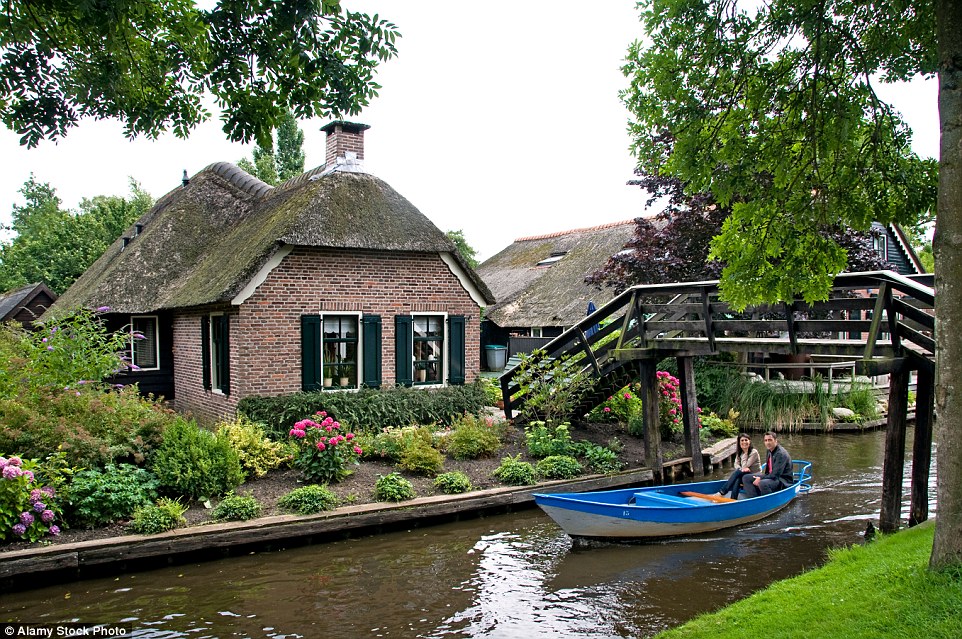 Giethoorn rất thơ mộng và yên bình, được mệnh danh là 