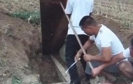 đ&agrave;o trộm mộ