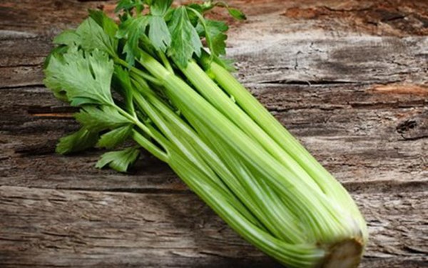 Ngọn cần t&acirc;y rất ngon v&agrave; chứa nhiều h&agrave;m lượng magie, canxi, vitamin C 