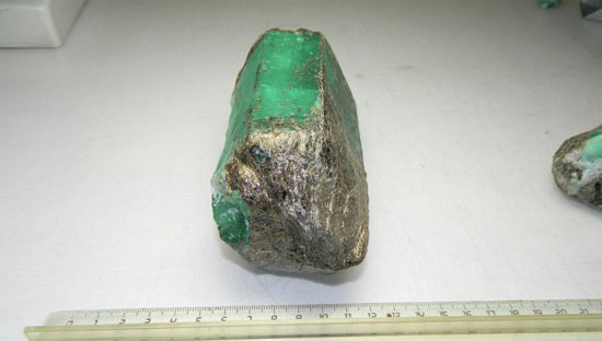 Một khối ngọc lục bảo 5000 carat được t&igrave;m thấy ở Nga