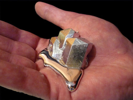Gallium dễ d&agrave;ng tan chảy trong l&ograve;ng b&agrave;n tay