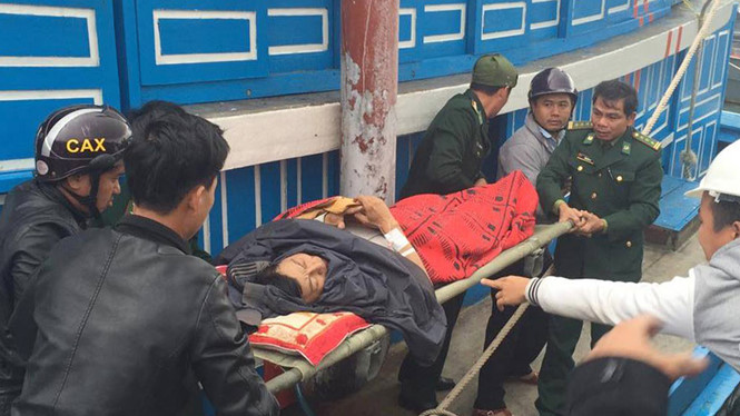 Ngư d&acirc;n đưa c&ocirc;ng nh&acirc;n xuất huyết n&atilde;o v&agrave;o bờ cấp cứu