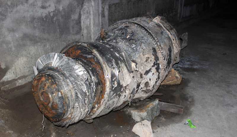 Cận cảnh vật thể lạ nghi l&agrave; đu&ocirc;i m&aacute;y bay Su 22 do ngư d&acirc;n H&agrave; Tĩnh trục vớt