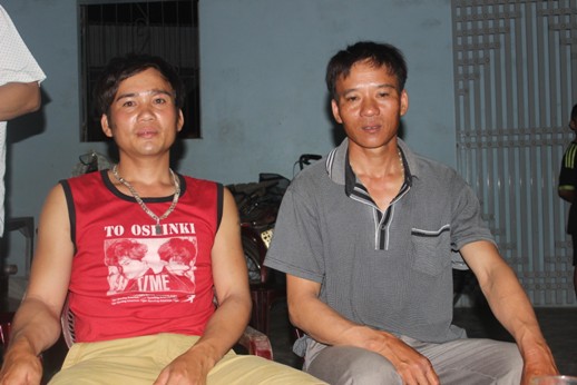 C&aacute;c ngư d&acirc;n tham gia trục vớt vật thể lạ nghi l&agrave; đu&ocirc;i m&aacute;y bay chiến đấu Su 22