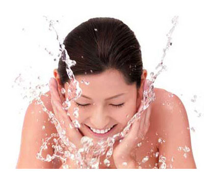 Rửa mặt v&agrave; ch&acirc;n trước khi đi ngủ gi&uacute;p bạn ngủ ngon hơn. Ảnh minh họa