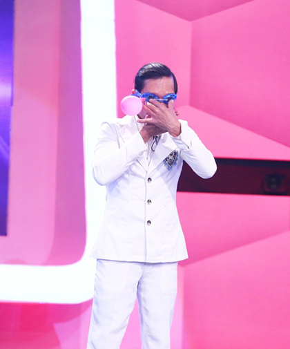 Tập Người b&iacute; ẩn 2015 l&ecirc;n s&oacute;ng tối qua, anh Xu&acirc;n Diệu đ&atilde; thể hiện khả năng thổi b&oacute;ng bằng mắt
