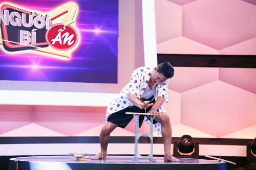 M&agrave;n tr&igrave;nh diễn đ&oacute;ng đinh bằng đầu v&agrave; tay tại Người b&iacute; ẩn 2015
