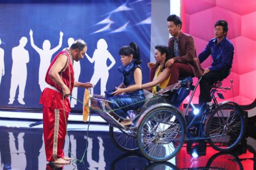 BGK v&agrave; MC hồi hộp chờ đ&oacute;n tiết mục của v&otilde; sư Kim Tuấn trong tập 7 Người b&iacute; ẩn