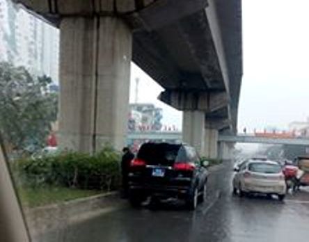 Người đ&agrave;n &ocirc;ng đứng cạnh xe biển xanh tiểu bậy giữa đường