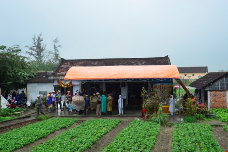 Nhiều người d&acirc;n đến chia buồn v&agrave; cho biết trước khi treo cổ tự s&aacute;t, &ocirc;ng Bửu c&oacute; nhờ gi&uacute;p đỡ mọi người gi&uacute;p đỡ vợ con sau n&agrave;y