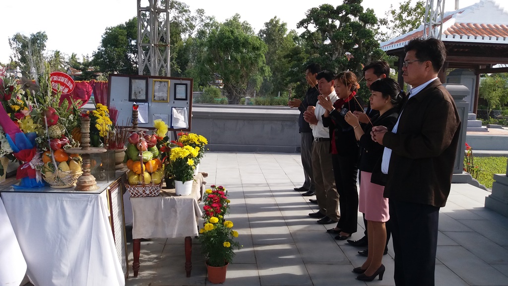 Nhiều người d&acirc;n đến thắp hương, viếng mộ &ocirc;ng Nguyễn B&aacute; Thanh 