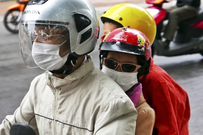 Không ít người sau bao ngày mong ngóng, cuối cùng đất trời cũng 'chịu' trở lạnh quả là một điều hết sức tuyệt vời. 'Mùa đông là phải lạnh, không lạnh nữa thì càng khó chịu hơn, càng không phải là thời tiết của Hà Nội', bà Ngọc (Hoàn Kiếm, Hà Nội) nói. Ảnh VnExpress
