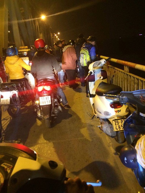 H&agrave;ng trăm người tụ tập theo d&otilde;i vụ việc nam thanh ni&ecirc;n nhảy cầu Chương Dương tự s&aacute;t