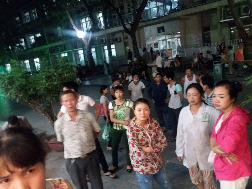 Người nh&agrave; sản phụ &Aacute;nh qu&acirc;y bệnh viện đề nghị l&agrave;m r&otilde; nguy&ecirc;n nh&acirc;n
