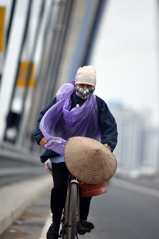 Người phụ nữ trở về nhà sau buổi chợ. Ảnh Zing