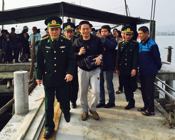Du kh&aacute;ch người Trung Quốc được ngư d&acirc;n Quảng B&igrave;nh, Việt Nam cứu sống tr&ecirc;n biển (&aacute;o đen, ở giữa)