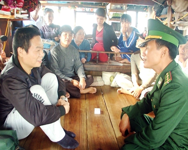 Người Trung Quốc gặp nạn tr&ecirc;n biển cảm ơn c&aacute;c ngư d&acirc;n Quảng B&igrave;nh v&agrave; Bộ đội Bi&ecirc;n ph&ograve;ng Việt Nam đ&atilde; cứu mạng, gi&uacute;p đỡ