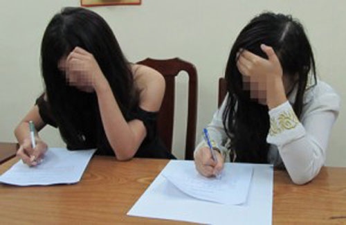 Ph&aacute; đường d&acirc;y người mẫu b&aacute;n d&acirc;m