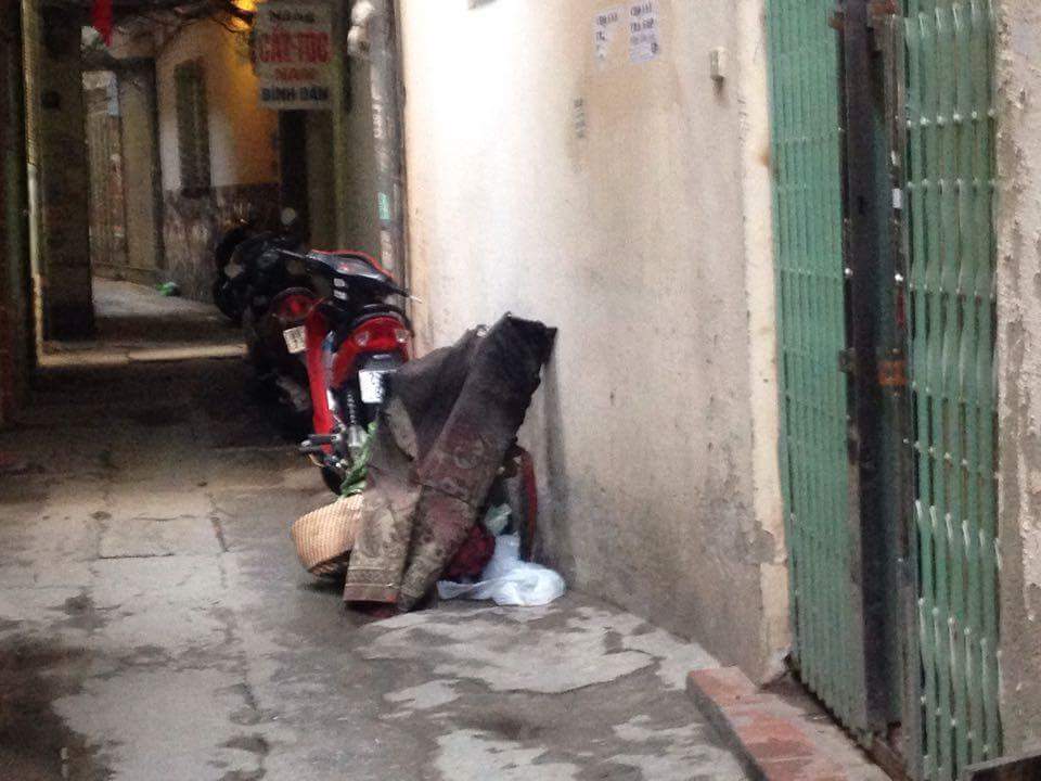 Chiếc chiếu bị ch&aacute;y s&eacute;m trong sự việc người phụ nữ tự thi&ecirc;u
