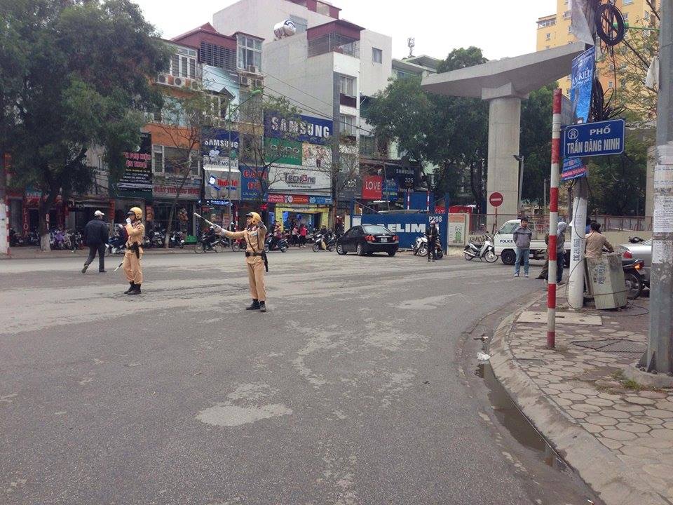 Lực lượng CSGT ph&acirc;n l&agrave;n giao th&ocirc;ng sau khi vụ tai nạn xảy ra