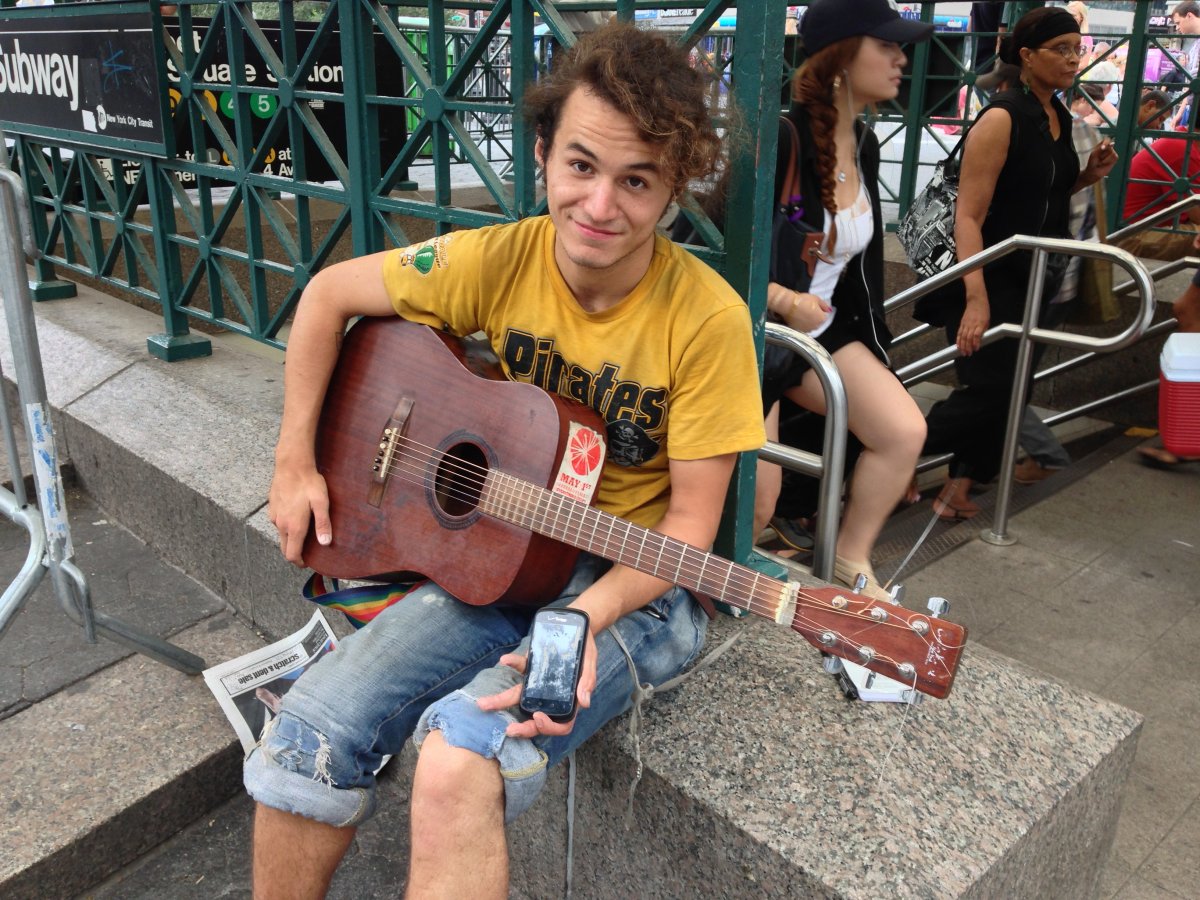 Jon thường di chuyển đây đó để chơi nhạc, nhưng anh thích dành mùa hè của mình ở New York. Anh cho biết mình sắp hoàn tất các thủ tục đăng ký nhà cho người thu nhập thấp.