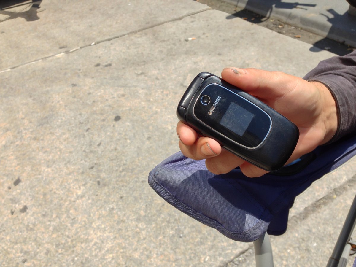 Malcolm sở hữu một chiếc điện thoại Samsung TracFone mà ông mua mùa thu năm ngoái. 