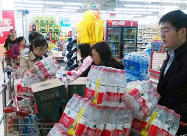 Nguồn nước &ocirc; nhiễm khiến người d&acirc;n đổ x&ocirc; đi mua nước đ&oacute;ng chai