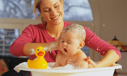 C&aacute;c b&agrave; mẹ c&oacute; con nhỏ cần đặc biệt cẩn trọng khi sử dụng sản phẩm ghế tắm cho trẻ