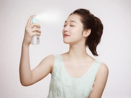 C&aacute;c sản phẩm như b&igrave;nh xịt kho&aacute;ng dưỡng da, keo xịt t&oacute;c c&oacute; thể g&acirc;y hen suyễn, dị ứng