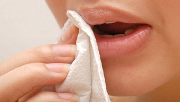 Th&oacute;i quen d&ugrave;ng giấy vệ sinh thay giấy ăn c&oacute; thể khiến cơ thể nhiễm khuẩn g&acirc;y bệnh