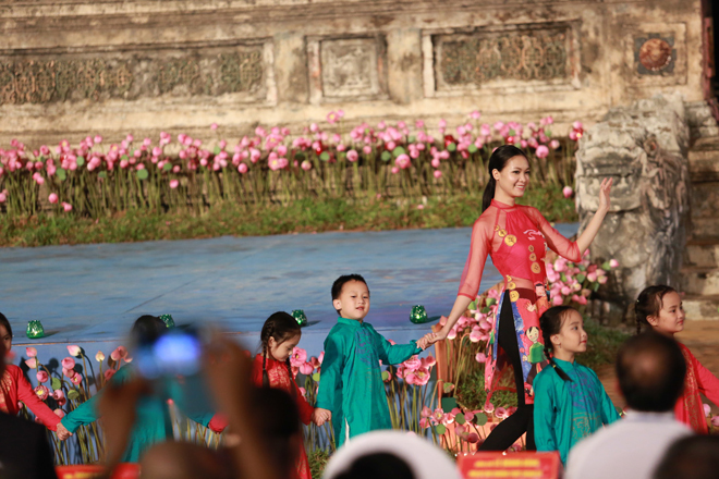 Hoa hậu Thùy Dung rạng rỡ trong tà áo dài Hoa hậu Thùy Dung rạng rỡ trong tà áo dài