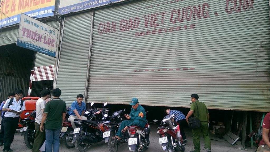 C&aacute;c đơn vị chức năng huyện H&oacute;c M&ocirc;n c&oacute; mặt l&agrave;m r&otilde; nguy&ecirc;n nh&acirc;n sập gi&agrave;n gi&aacute;o