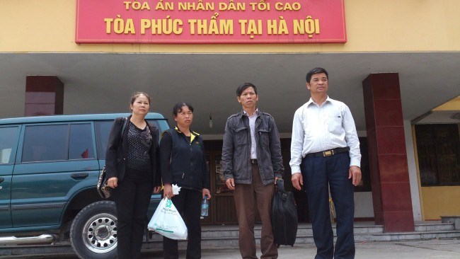 &Ocirc;ng Nguyễn Thanh Chấn v&agrave; gia đ&igrave;nh tới l&agrave;m việc với cơ quan chức năng để ho&agrave;n tất thủ tục bồi thường vụ &aacute;n oan &ocirc;ng Ch&acirc;n