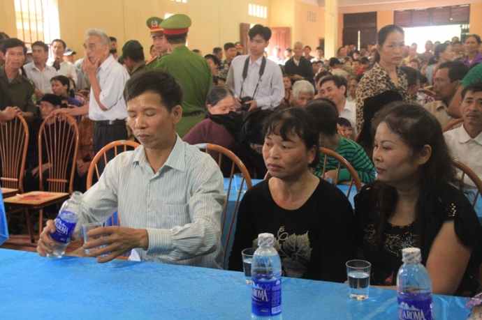 &Ocirc;ng Nguyễn Thanh Chấn v&agrave; gia đ&igrave;nh tại buổi xin lỗi c&ocirc;ng khai