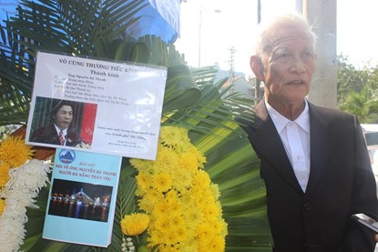 &Ocirc;ng Đặng Văn Long (quận Cẩm Lệ, Đ&agrave; Nẵng) b&ecirc;n b&agrave;i thơ tiễn biệt &ocirc;ng Thanh.