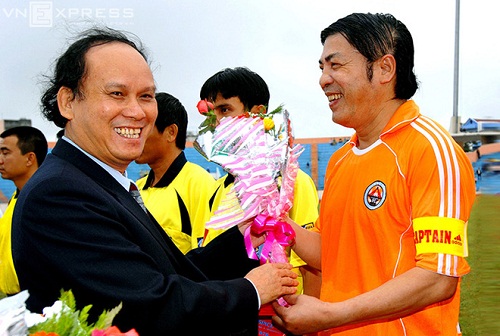 khi c&oacute; thời gian rảnh, &ocirc;ng Thanh sẵn s&agrave;ng xỏ gi&agrave;y ra s&acirc;n thi đấu