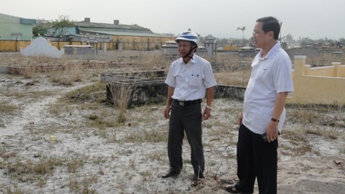 &Ocirc;ng Trần Văn Trường - Chủ tịch UBND huyện h&ograve;a Vang c&ugrave;ng &ocirc;ng Trần Đ&igrave;nh Anh, Chủ tịch UBND x&atilde; H&ograve;a Tiến đến kiểm tra việc l&agrave;m đường.  