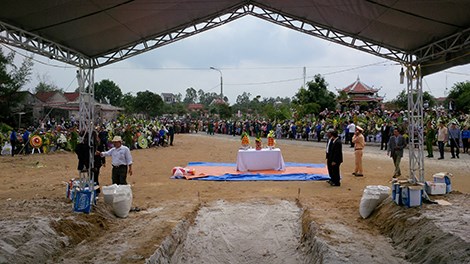 Người dân quê hương ông trật tự đứng từ vòng ngoài để tiễn ông, dành khoảng trống cho ban tổ chức tang lễ thực hiện lễ an táng cho ông Thanh.
