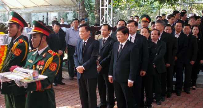 L&atilde;nh đạo Th&agrave;nh ủy, UBND TP Đ&agrave; Nẵng v&agrave;o viếng &ocirc;ng Nguyễn B&aacute; Thanh