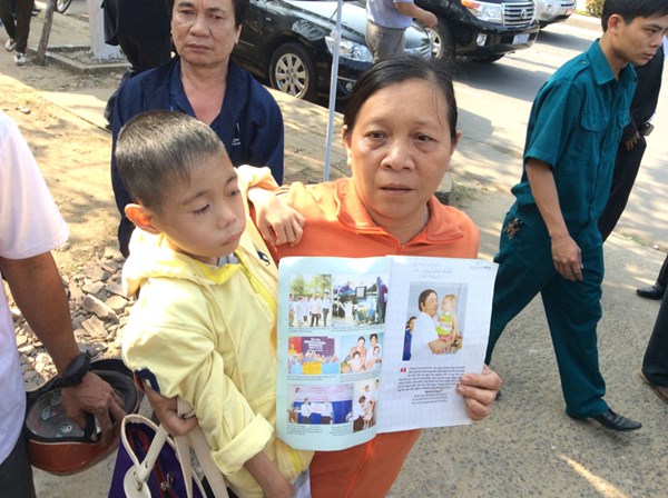 B&agrave; Huệ bồng con v&agrave;o viếng &ocirc;ng Nguyễn B&aacute; Thanh