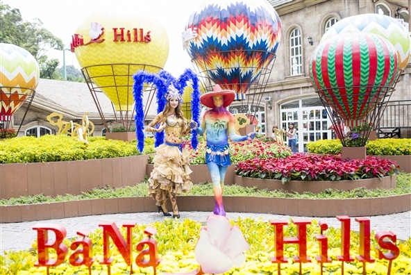 Trong không gian như cổ tích của Khu du lịch Bà Nà Hills, du khách sẽ được hòa mình trong âm nhạc rộn ràng, phấn khích với những màn biểu diễn cà kheo điêu luyện, các pha ảo thuật kỳ thú và thỏa sức thả trí tưởng tượng cùng các nhân vật cổ tích được biến hóa tài tình bằng nghệ thuật hóa trang nhân tượng.   Như món quà tặng mùa hè dành cho các em nhỏ, Robot Show diễn ra từ ngày 1/6-30/8 sẽ là những màn trình diễn kỳ thú lần đầu tiên xuất hiện ở Việt Nam. Các chú robot vốn khô cứng sẽ trở nên gần gũi, đáng yêu với các điệu nhảy vui nhộn, ngộ nghĩnh. Show diễn bắt đầu từ 15h15 đến 15h45 hàng ngày.