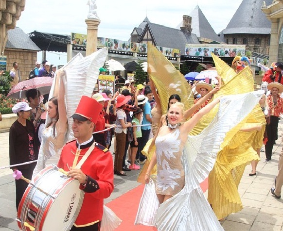 Hai lần một ngày, từ 10h45 – 11h00 và 13h30 – 14h15 sẽ diễn ra Lễ hội Carnival mùa Hè (Carnival Summer). Tưng bừng, náo nhiệt, những nghệ sỹ trình diễn biến hóa trong các trang phục rực rỡ sắc màu lôi cuốn du khách mọi lứa tuổi bằng các vũ điệu nóng bỏng. 