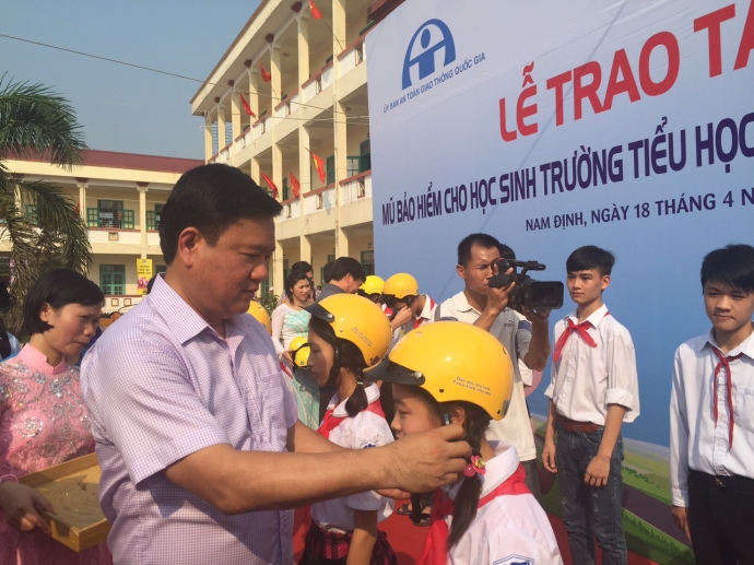&Ocirc;ng  Đinh La thăng từng n&oacute;i cần c&ocirc;ng khai th&ocirc;ng tin cơ sở sản xuất, kinh doanh MBH k&eacute;m chất lượng tr&ecirc;n b&aacute;o đ&agrave;i nhiều hơn. Ảnh ST