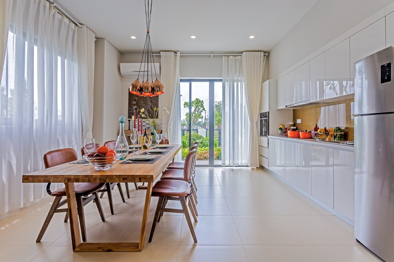 Phòng ngủ sang trọng với nội thất tinh tế và thiết kế hợp lý. Nằm trên trục đại lộ Thăng Long và chỉ cách Trung tâm Hội nghị Quốc gia chừng 5 phút lái xe, Vinhomes Thăng Long được quy hoạch cơ sở hạ tầng theo mô hình “tất cả trong một”, với hệ thống tiện ích và dịch vụ đồng bộ, gồm trường liên cấp Vinschool, siêu thị VinMart, hệ thống khu thể thao, bể bơi và khu clubhouse hiện đại giúp cư dân không phải đi xa và lo lắng bất kì một điều gì đến cuộc sống…