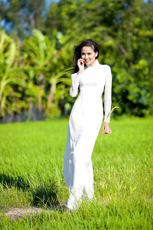 Vóc dáng cân đối, nụ cười tươi tắn giúp Diễm Hương được đánh giá là một trong số những mỹ nhân mặc áo dài đẹp nhất