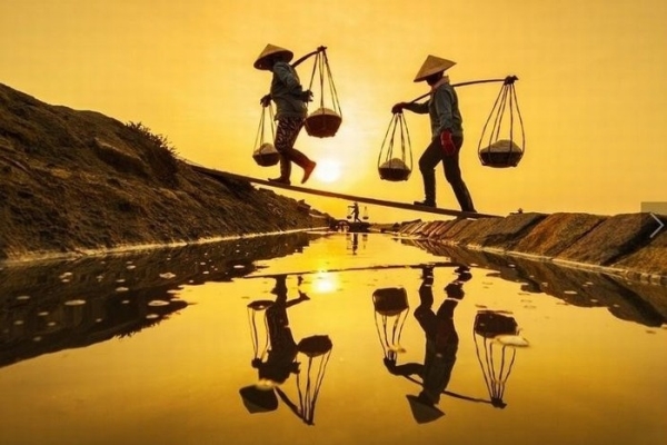 Trời nắng là điều kiện thuận lợi nhất để cho diêm dân trồng muối Trời nắng là điều kiện thuận lợi nhất để cho diêm dân trồng muối