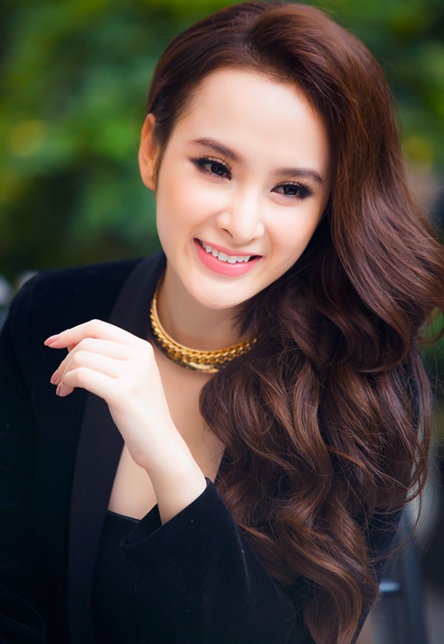 Độ hot của Angela Phương Trinhluôn được duy trì bởi hình ảnh gợi cảm và song hành với đó là rất nhiều scandal.