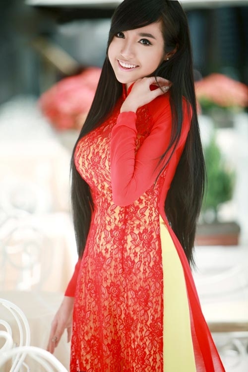 Elly Trầnsống khá lặng lẽ, kín tiếng. Người hâm mộ chủ yếu update thông tin và giao lưu với cô qua trang mạng xã hội