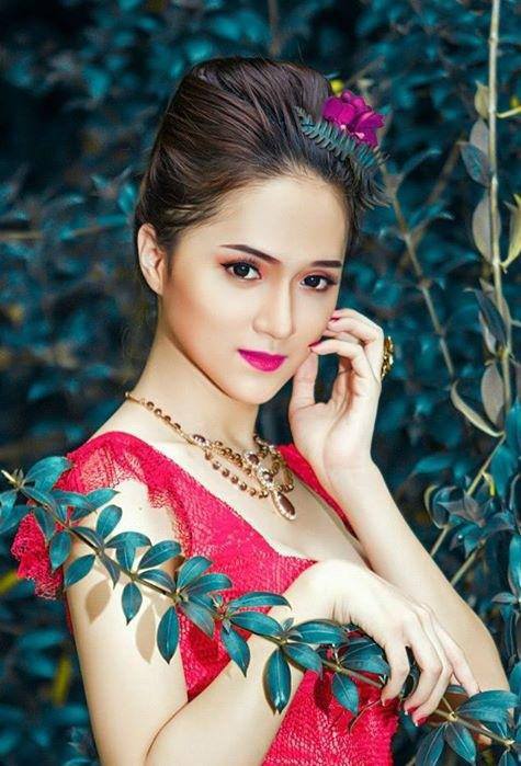 Hương Giang Idol luôn xinh đẹp quyễn rũ khi xuất hiện trước công chúng
